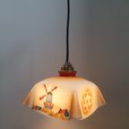 Antieke Opaline 'Zakdoek' Art Deco Lamp Met Tafelreel Van Molen En Decoratief Figuur Op Elke Zijde. thumbnail 6