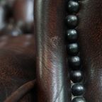 Luxe, Warm Gekleurde, Bruine Rundleren Chesterfield Oorfauteuil Met Unieke Details thumbnail 17