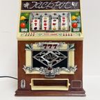 Radio En Cassettespeler In De Vorm Van Vintage Speelautomaat thumbnail 8