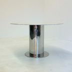Italiaanse Eettafel Met Wit Marmeren Blad En Chromen Cilindervormige Voet thumbnail 14