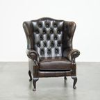 Mooie Donkerbruine Vintage Rundleren Chesterfield Oorfauteuil Met Een Mooi Patina thumbnail 2