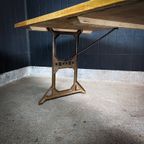 Industriële Eettafel Gemaakt Van Beukenhouten Blad & Machineonderstel thumbnail 10