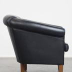 Geweldige Zwarte Rundleren Clubfauteuil In Engelse Stijl Met Een Tijdloos Design thumbnail 5