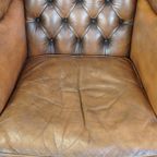 Klassieke Vintage Rundleren Engelse Chesterfield Oorfauteuil In Een Lichte Cognac Kleur thumbnail 7