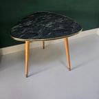 Vintage Salontafel / Koffietafel. Driehoekig, Drie Poten "Kidney Table" thumbnail 6