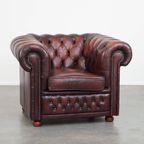 Karaktervolle Donkerrode Engelse Rundleren Chesterfield Fauteuil Met Een Comfortabele Zit thumbnail 2