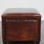 Cognac-kleurige Schapenleren Hocker Met Siernagels thumbnail 10