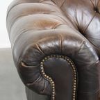 Luxe En Charmante Rundleren 3-zits Chesterfield Bank Op Wieltjes Met Een Onweerstaanbaar Karakter thumbnail 10