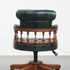 Stijlvolle Functionele Rundleren En Houten Donkergroene Chesterfield Bureaustoel Op Wieltjes thumbnail 5