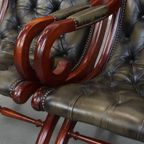 Set Van 2 Tijdloze, Klassieke Groene Rundleren Engelse Chesterfield Fauteuils Met Hout thumbnail 9