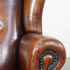 Stijlvolle Vintage, Luxe Schapenleren Oorfauteuil Met Een Rood Corduroy Zitkussen thumbnail 10