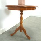 Ronde Vintage Houten Bijzettafel Met Ingelegd Fineer thumbnail 4