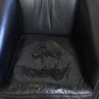 Geweldige Zwarte Rundleren Clubfauteuil In Engelse Stijl Met Een Tijdloos Design thumbnail 11