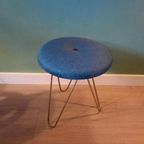 Retro Vintage Ronde Kruk, Blauwe Stoffering, Hairpinlegs thumbnail 13