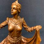 Bronzen Beeld Van Een Edele Dame Op Een Marmeren Sokkel. thumbnail 3