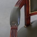 Charmante Groene Rundleren En Houten Bureaustoel Met Siernagels In Engelse Stijl Op Wieltjes thumbnail 8
