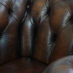 Donkere, Statige En Rustieke Rundleren Engelse Chesterfield Fauteuil Met Bolpootjes thumbnail 14