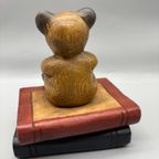 Boekensteun Houten Beer Op Boeken Indonesisch thumbnail 8