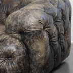Stoere, Unieke En Moderne Rundleren Chesterfield Bank Met Een Bijzondere Kleurstelling thumbnail 6