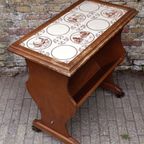Charmant Frans Vintage Bijzettafeltje Lectuurbak Met Wieltjes En Tegels thumbnail 9