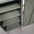 Prachtig Werkplaatskastje. Grijs Metaal Lockertje. Industrial Small Sideboard thumbnail 10