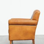 Mooie Schapenleren Design Armchair Met Een Luxe Afwerking Met Donkerbruine Biezen thumbnail 4
