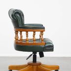 Groene Klassieke En Tijdloze Chesterfield Bureaustoel Gemaakt Van Rundleer Op Wieltjes thumbnail 4