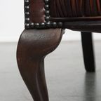 Luxe, Warm Gekleurde, Bruine Rundleren Chesterfield Oorfauteuil Met Unieke Details thumbnail 12