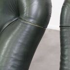 Zeer Charmante Set Van 2 Groene Rundleren Chesterfield Fauteuils In Engelse Stijl thumbnail 12