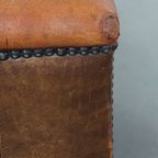 Karaktervolle En Stoere Vintage Hocker Gemaakt Van Schapenleer thumbnail 13