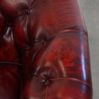 Set Van Een Rode Rundleren Chesterfield Clubfauteuil En Een Bijpassende Bijzet/ Salontafel thumbnail 5