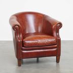 Zeer Mooie Cognac-kleurige Rundleren Clubfauteuil In Engelse Stijl Correct Afgewerkt Met Siernage thumbnail 8