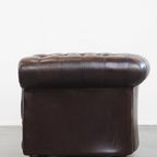 Imposante, Engelse Rundleren Chesterfield Fauteuil Met Een Comfortabele Zit En Een Diepe Donkere thumbnail 5