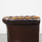 Luxe, Klassieke En Mooie Rundleren Engelse Chesterfield Fauteuil In Goede Staat thumbnail 4