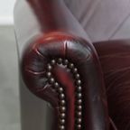 Set Van 2 Mooie En Comfortabele Bordeauxrode Rundleren Oorfauteuils + Hocker In Engelse Stijl thumbnail 14