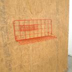 Rood Metalen Wandrek Met Legplank En Mandje Vintage thumbnail 7