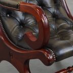 Elegante Groene Rundleren Engelse Chesterfield Fauteuil Met Een Sierlijke Afwerking Met Hout thumbnail 12
