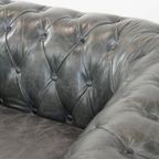 Tijdloze En Klassieke Ruime Zwarte Chesterfield Fauteuil Van Karaktervol Generfd Rundleer thumbnail 12
