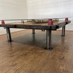 Unieke Industriële Tafel Uit Houten Mal Met Negatief Treinwiel thumbnail 3