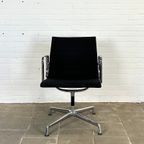 Vitra Ea 108 Zwarte Design Stoel, Ontworpen Door Charles & Ray Eames thumbnail 10