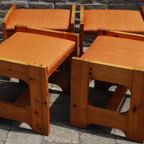 Vintage Houten Krukjes Met Oranje Bekleding Met Tafel thumbnail 9