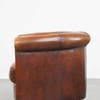 Schapenleren Clubfauteuil In Een Charmante Cognac Kleur En Afgewerkt Met Biezen Op De Rugleuning thumbnail 6