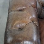 Luxe En Charmante Rundleren 3-zits Chesterfield Bank Op Wieltjes Met Een Onweerstaanbaar Karakter thumbnail 7