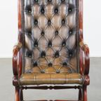 Sierlijke En Karaktervolle Groene Vintage Rundleren Engelse Chesterfield Fauteuil thumbnail 2