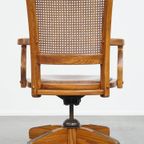 Luxe Cognac Kleurige Leren Bureaustoel Op Wieltjes Met Hout En Een Rieten/ Gematte Rugleuning thumbnail 12