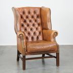 Klassieke En Licht Cognac-Kleurige Rundleren Engelse Chesterfield Oorfauteuil thumbnail 2