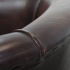 Elegante En Comfortabele Rundleren Clubfauteuil In Engelse Stijl In Een Mooie Donkere Kleur thumbnail 14