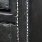 Tijdloze En Klassieke Ruime Zwarte Chesterfield Fauteuil Van Karaktervol Generfd Rundleer thumbnail 14