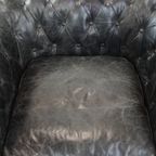 Tijdloze En Klassieke Set Ruime Zwarte Chesterfield Fauteuils Van Karaktervol Generfd Rundleer thumbnail 6