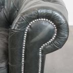 Tijdloze En Klassieke Ruime Zwarte Chesterfield Fauteuil Van Karaktervol Generfd Rundleer thumbnail 13